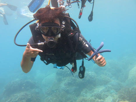 度假时蓝色海底潜水游玩图片素材免费下载
