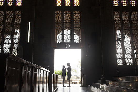 旅行中情侣在教堂里祈祷幸福来到图片素材免费下载
