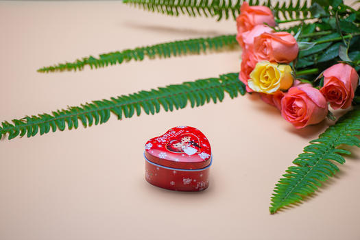 玫瑰花与心形礼盒图片素材免费下载