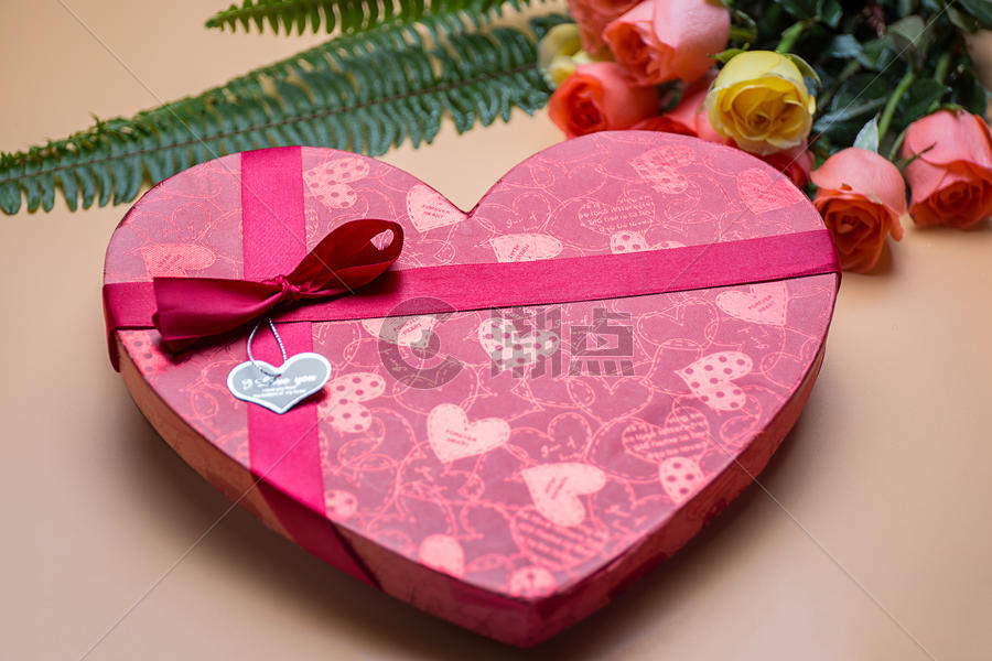 七夕节的心形浪漫礼物图片素材免费下载