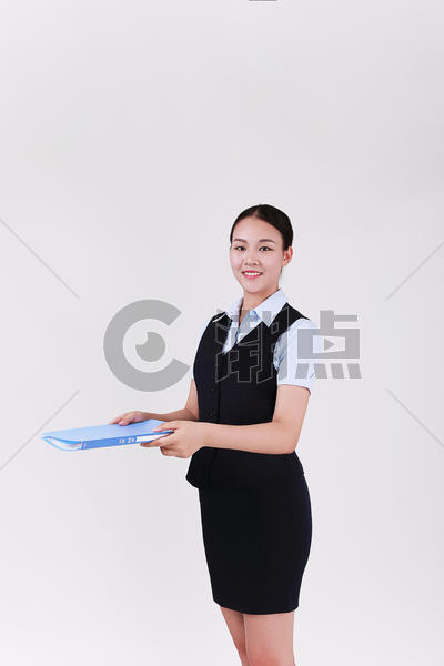 递文件夹的职业女性秘书jpg 商务办公图片 3648x5472 潮点视频