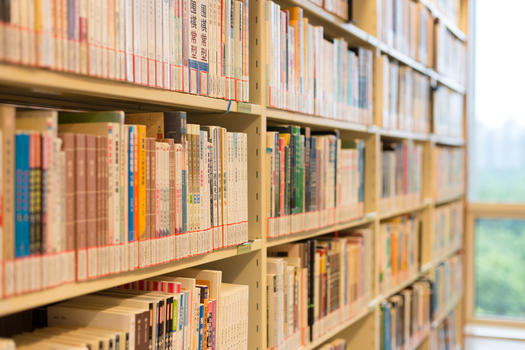 图书馆书架上排列整齐的书图片素材免费下载
