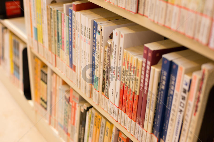 图书馆书架上排列整齐的书图片素材免费下载
