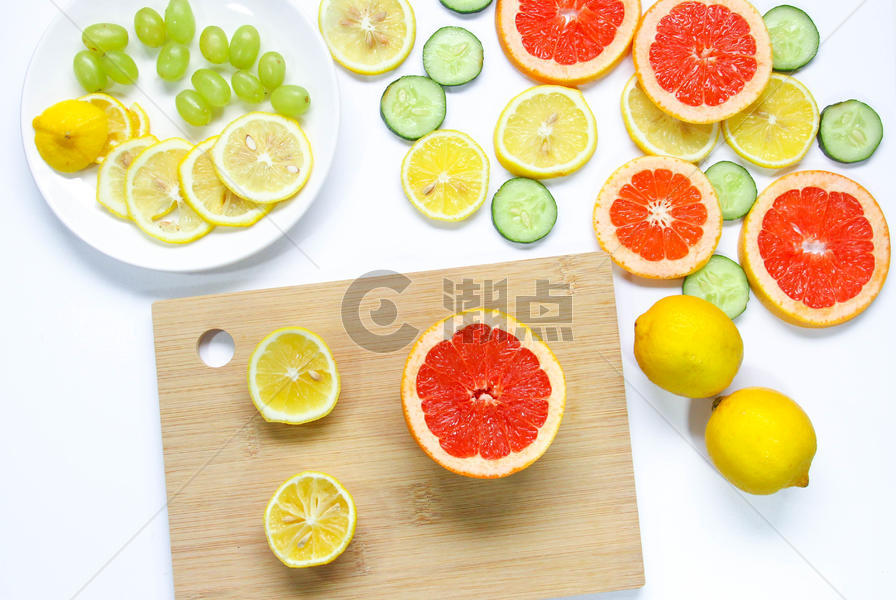 砧板上的柠檬西柚黄瓜片夏季水果静物素材图片素材免费下载