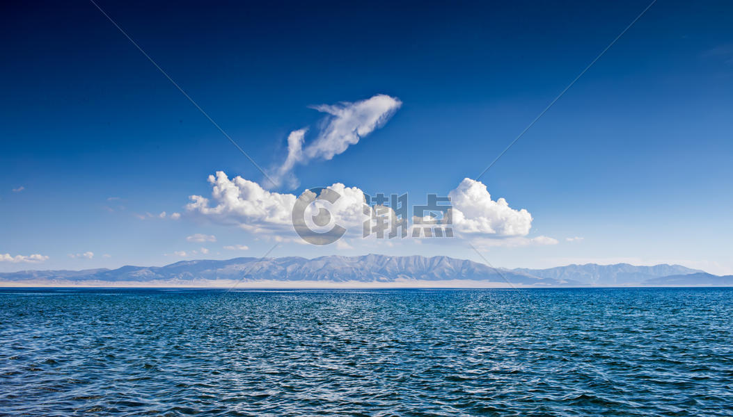 新疆赛里木湖蓝天湖泊美景图片素材免费下载