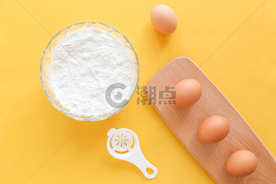 鸡蛋面粉黄色背景静物图片素材免费下载