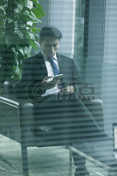 商业大楼里的商务男士在商务办公图片素材免费下载