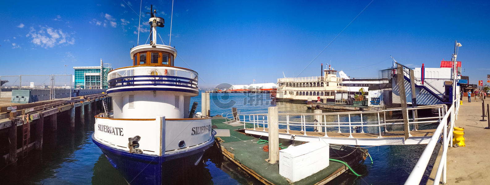 国外城市的码头岸边游艇图片素材免费下载