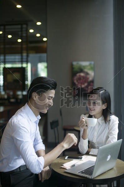 咖啡店里商务男士商务女士在交流工作图片素材免费下载
