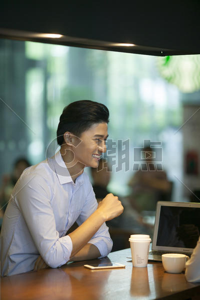 咖啡店商务男士在休息讨论工作图片素材免费下载