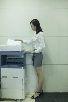 办公室里商务女士在使用打印机图片素材免费下载
