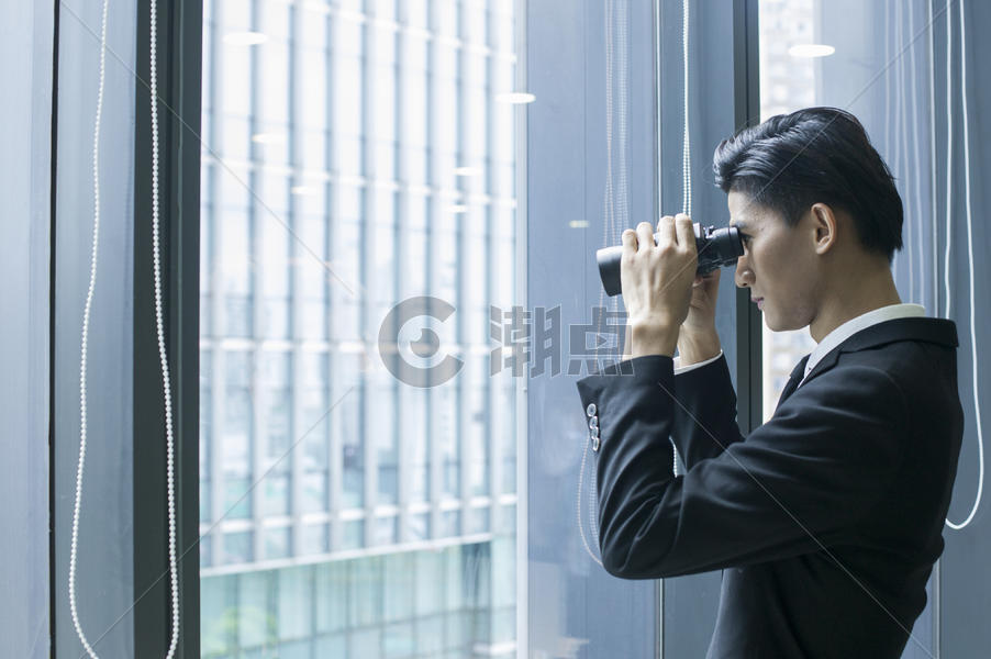 商务大厦里商务男士用望远镜看向远方图片素材免费下载