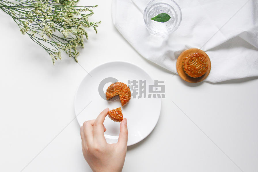 ins风白底中秋节美食美味月饼图片素材免费下载