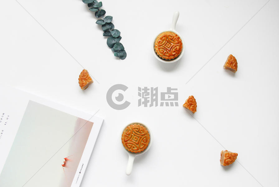 ins风白底中秋节美食美味月饼 图片素材免费下载