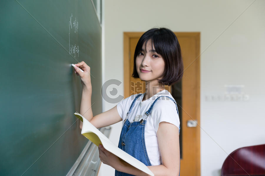 正在教室黑板写板书的女生图片素材免费下载