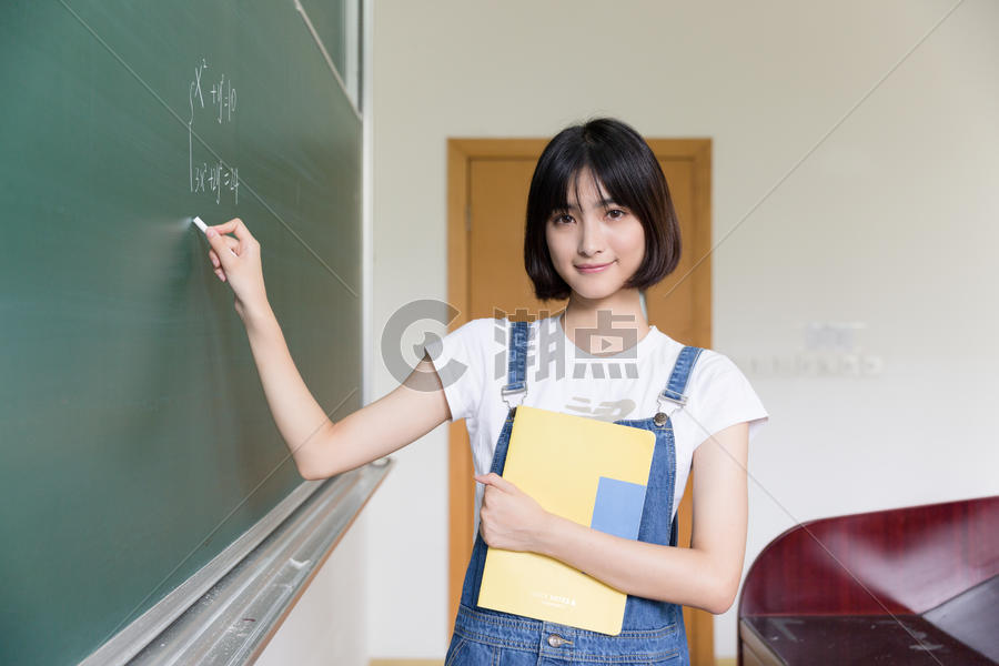 正在教室黑板写板书的女生图片素材免费下载