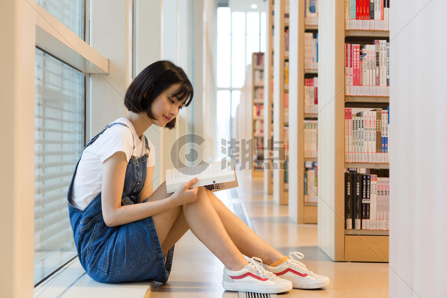 在图书馆里看书的女生图片素材免费下载