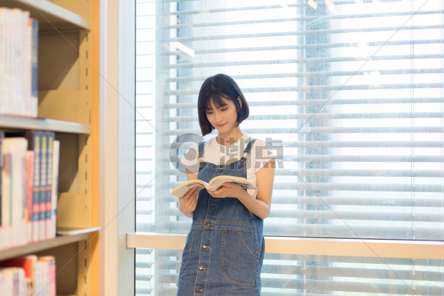 图书馆里站着看书的女生图片素材免费下载