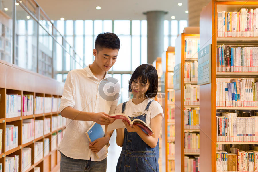 青春男女高中生同学在图书馆学习看书讨论图片素材免费下载