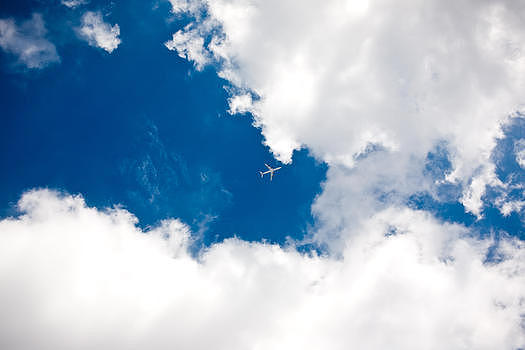 一架飞机飞过蓝天白云图片素材免费下载