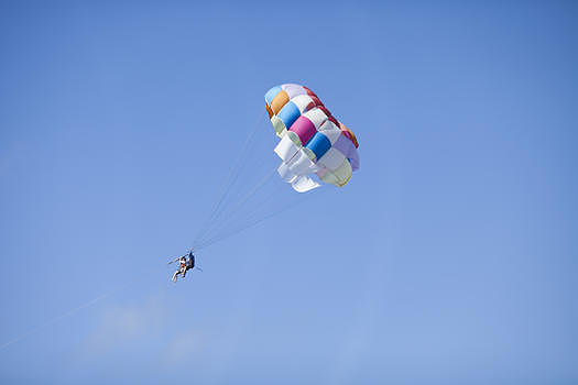 蓝天中人们在玩极限运动跳伞图片素材免费下载