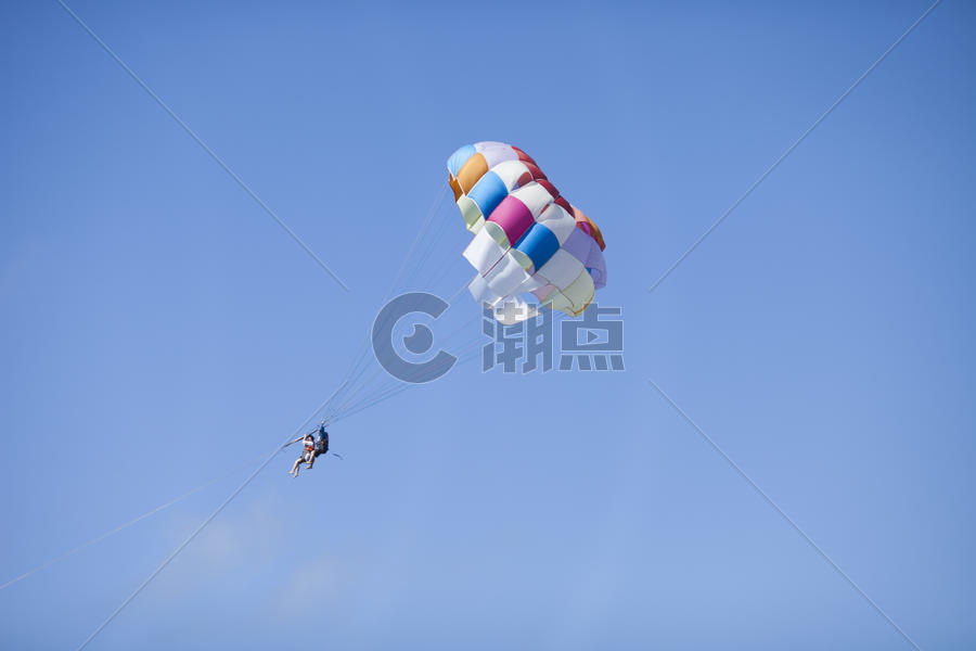 蓝天中人们在玩极限运动跳伞图片素材免费下载