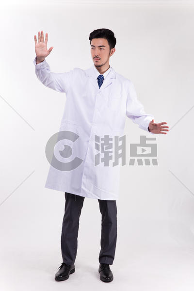 穿着白大褂做手势的医生图片素材免费下载