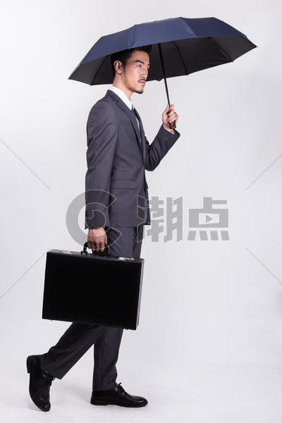 提着公文包撑伞走路的商务人士图片素材免费下载