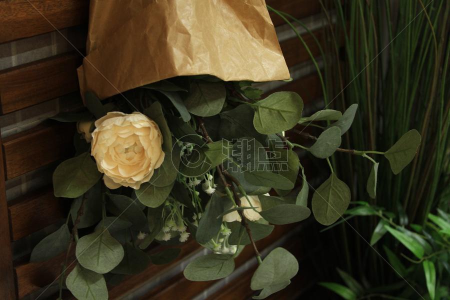 创意家居温馨的家中花草倒置的一束花图片素材免费下载