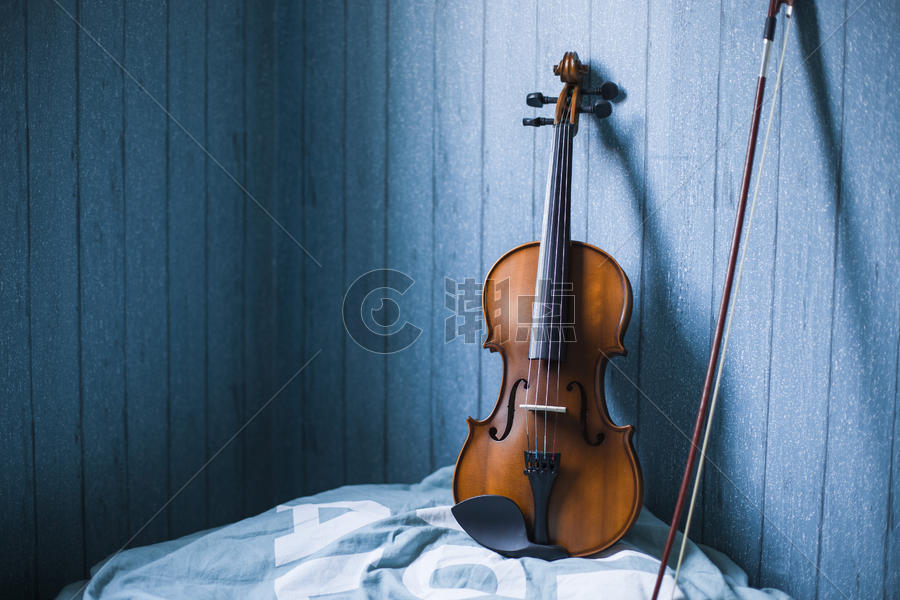 寂静的小提琴图片素材免费下载