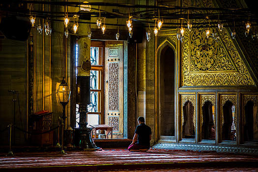 土耳其伊斯坦布尔教堂虔诚的祷告图片素材免费下载