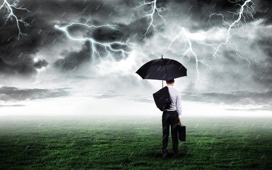 打伞商务人站在打雷下雨的草坪上图片素材免费下载