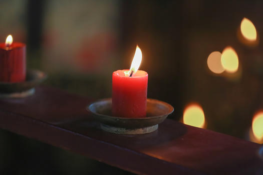 燃烧中的祈福蜡烛图片素材免费下载