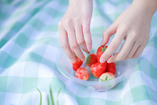 野餐拿草莓的双手图片素材免费下载