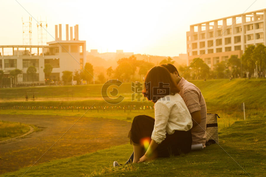 夕阳下的浪漫情侣图片素材免费下载