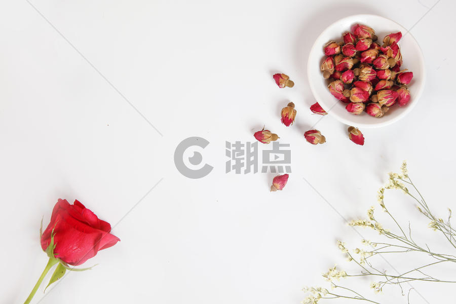 桌面上的玫瑰花图片素材免费下载