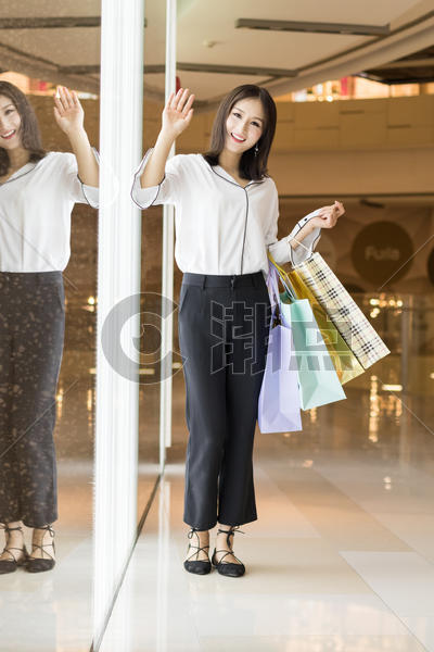 商场购物逛街拎满购物袋的女生图片素材免费下载
