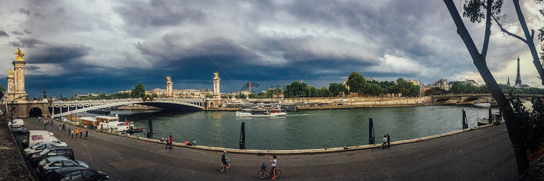 手机拍摄阴云下巴黎亚历山大三世大桥及埃菲尔铁塔全景图片素材免费下载