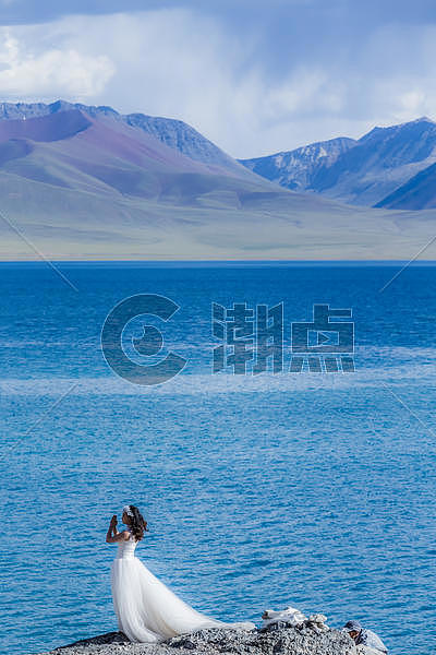 青藏高原纳木措圣湖边的新娘子图片素材免费下载