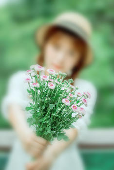 手拿一束鲜花的少女图片素材免费下载
