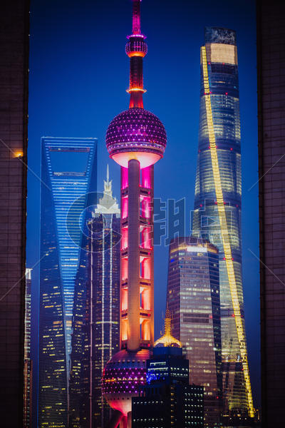 上海陆家嘴彩色三件套建筑夜景图片素材免费下载