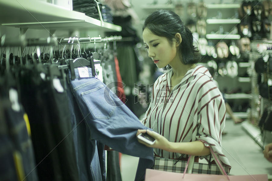 女性闺蜜在商店里购物服饰图片素材免费下载