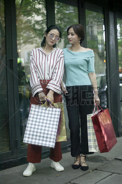 女性闺蜜在小资马路上购物逛街图片素材免费下载