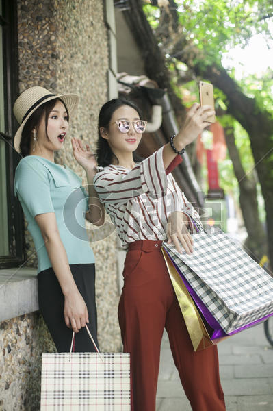 女性闺蜜在小资街道购物逛街图片素材免费下载