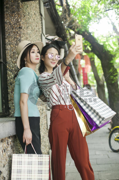 女性闺蜜在小资街道购物逛街图片素材免费下载