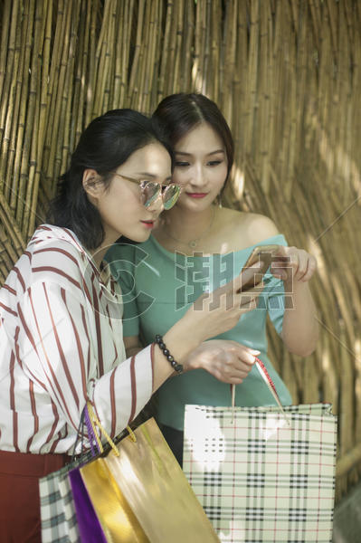 女性闺蜜一起在逛街购物图片素材免费下载