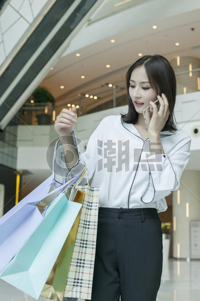 女性在商场购物消费图片素材免费下载