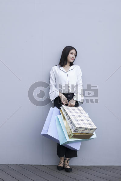 女性在商场购物图片素材免费下载