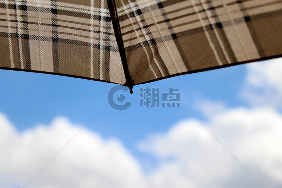 伞和天空图片素材免费下载