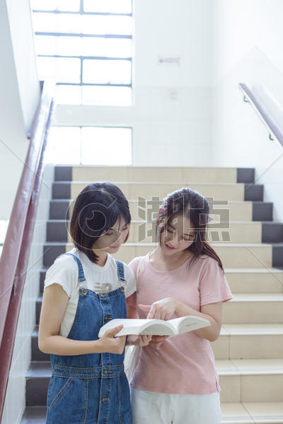大学下课女同学一起看书图片素材免费下载